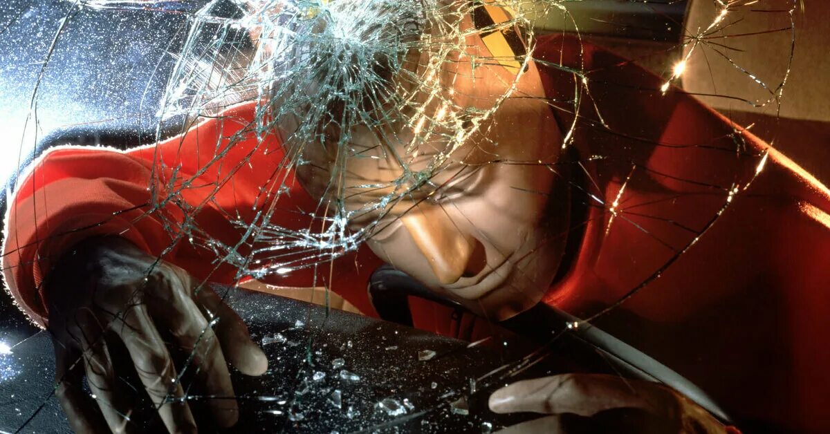 Разбить бесплатный. Разбитое лобовое стекло головой. Человек разбивает стекло. Удар в стекло автомобиля. Разбитое гловой стекло.