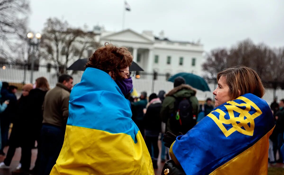 Беженцы с Украины. Украинцы в Европе. Украинский флаг. Жители Европы. Украинские риа новости