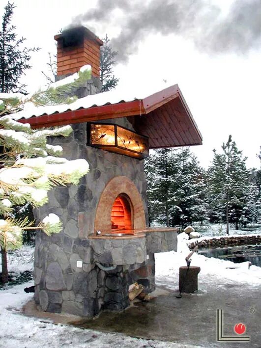 Старинный камин. Печка походная с коптильней. Печь в деревенском доме. Домашний уют. Уютный деревенский домик с печкой зимой.