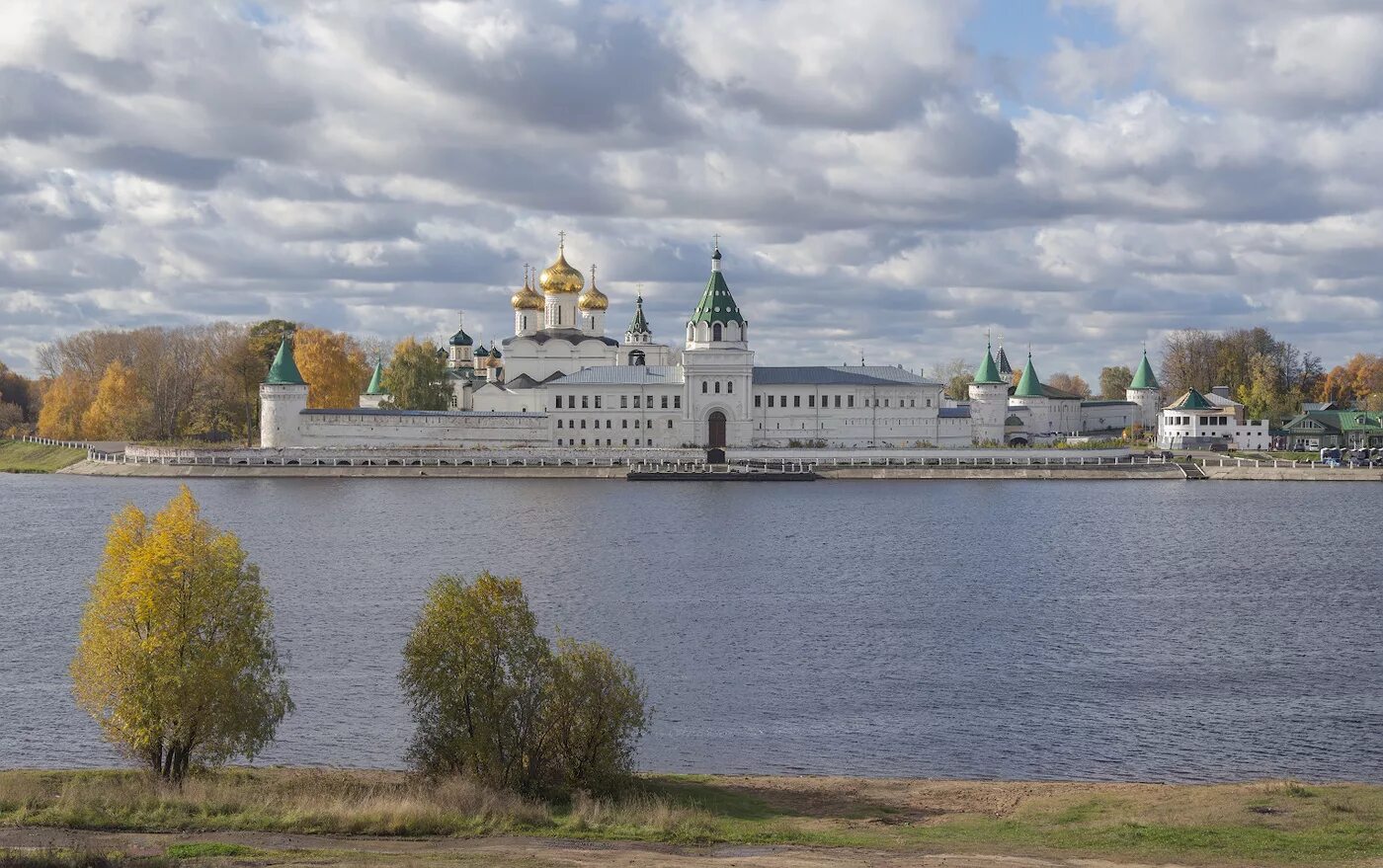 Ипатьевский монастырь сайт. Свято-Троицкий Ипатьевский монастырь в Костроме. Ипатьевский монастырь Кострома. Город Кострома. Свято-Троицкий Ипатьевский монастырь.. Памятники архитектуры Костромы Ипатьевский монастырь.