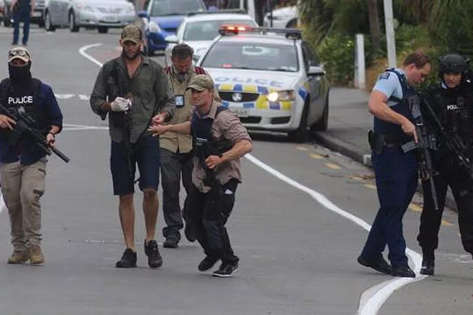 Расстрел мечети новая Зеландия. Новая Зеландия теракт в мечети террорист. Стрельба в мечетях Крайстчерча. За терактом стоит британия