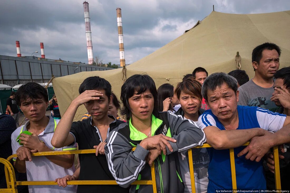 Выходцы из средней азии. Киргиз гастарбайтер. Узбеки гастарбайтеры. Гастарбайтеры из средней азии. Мигранты гастарбайтеры.