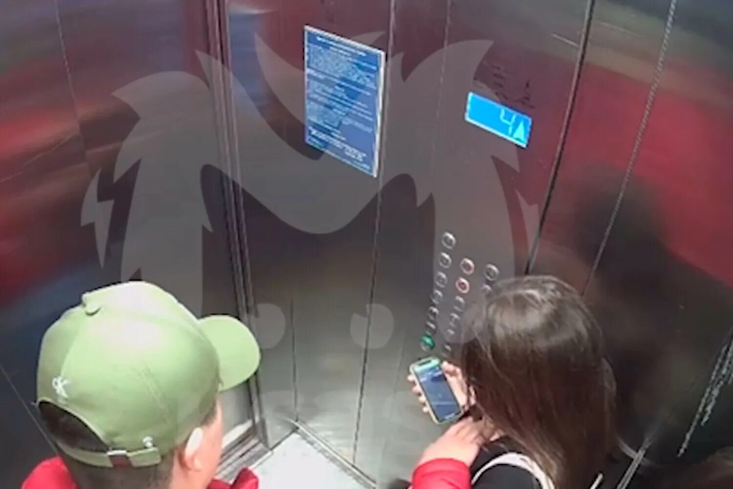 Девушка в лифте. Мужчина в лифте. 16 Летняя девочка в лифте. 16 Летний парень трогает девушку в лифте.