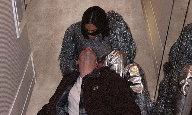 С кем сейчас ким кардашян встречается Kim Kardashian (Met Gala) : ce régime drastique et express pour rentrer dans sa