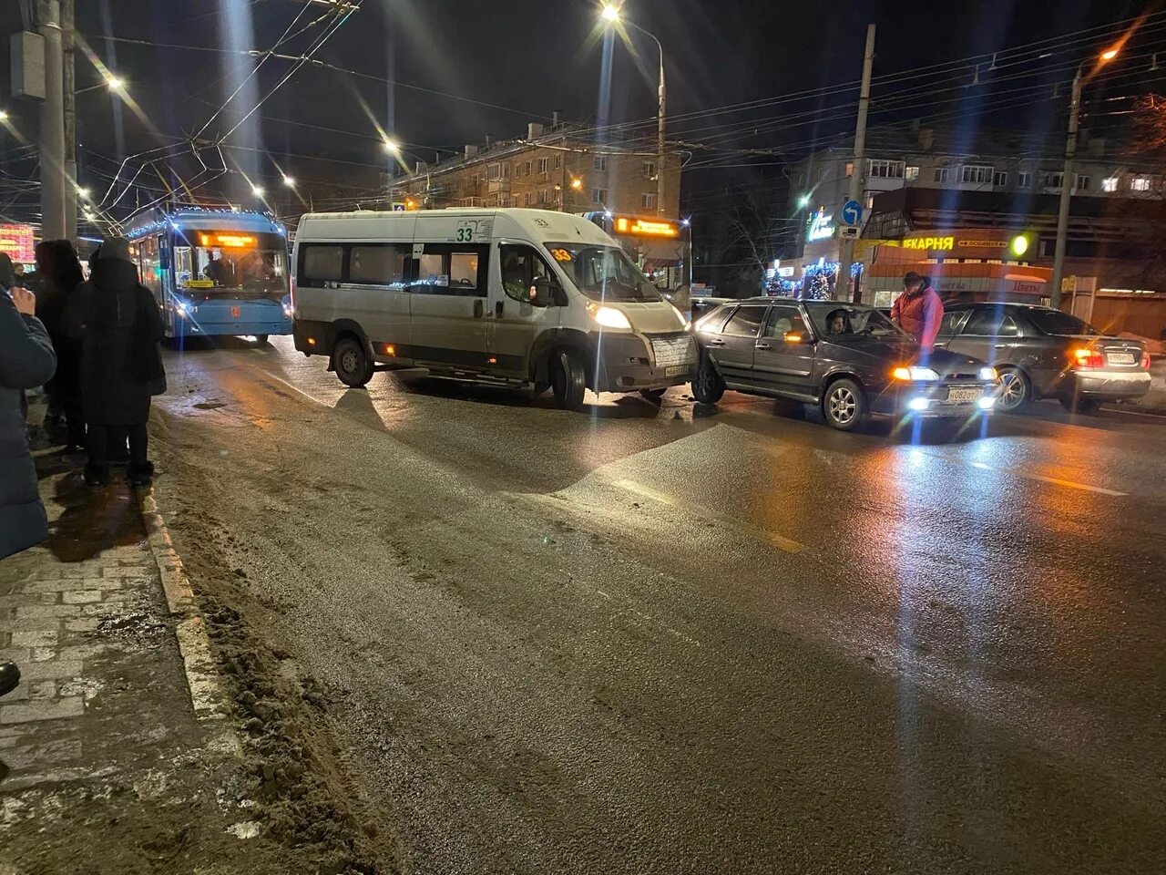 Вечер 12 12 21. Конец декабря в Туле. Пробки Тула. ДТП на Калужском шоссе вчера вечером в 21.00.