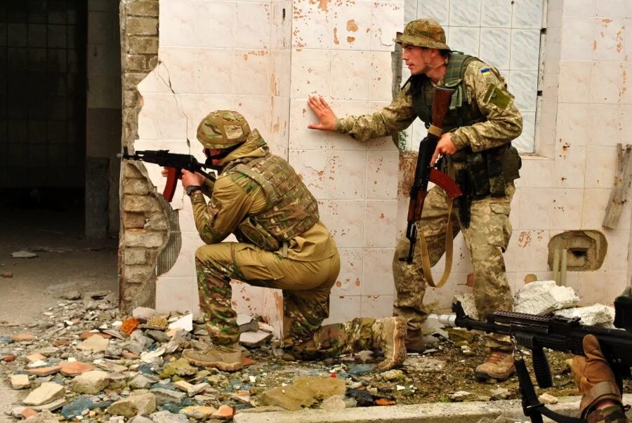 Зачистка здания спецназ. Страйкбол в здании. Спецназ альфа штурм захваченного здания. Штурм здания спецназом. Собр штурм здания.