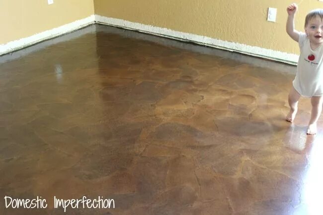 Бетонный пол в квартире. Пол из графтоаой бумаги. The floor is brown. Полы из осб покрытые. The floor is brown.