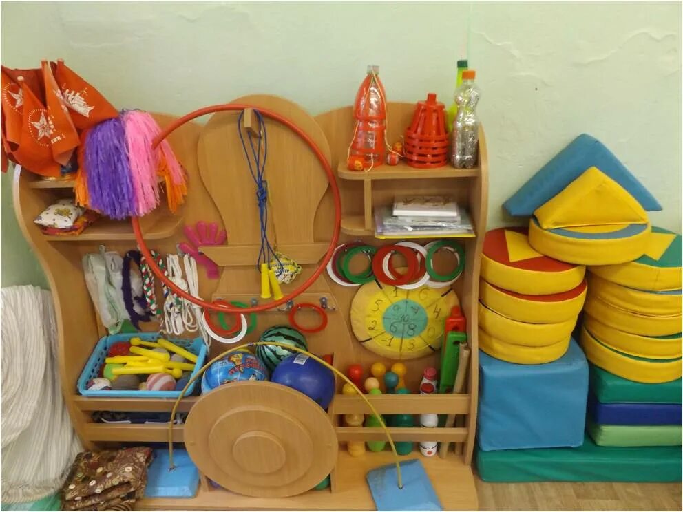 спортивный уголок в детском саду. уголок физического развития в младшей группе. спортивный уголок в доу. центр физического развития в детском саду. физкультурный уголок в младшей группе детского сада.