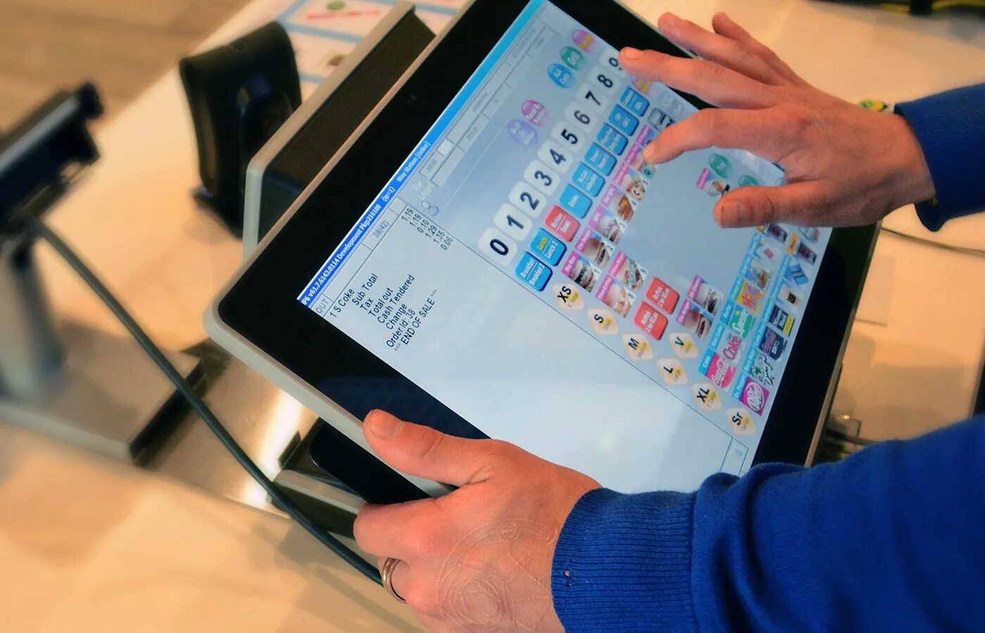 Виртуальная касса. Касса с ноутбуком. Виртуальная касса. Интернет касса. Кассовый аппарат.