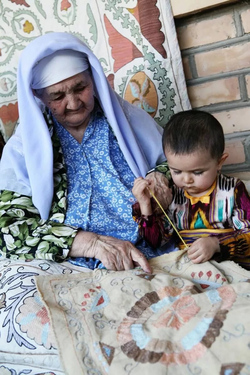 Бабушка Узбекистан. Узбекская бабушка. Узбекская семья. Узбекские дети. Настоящий таджикский