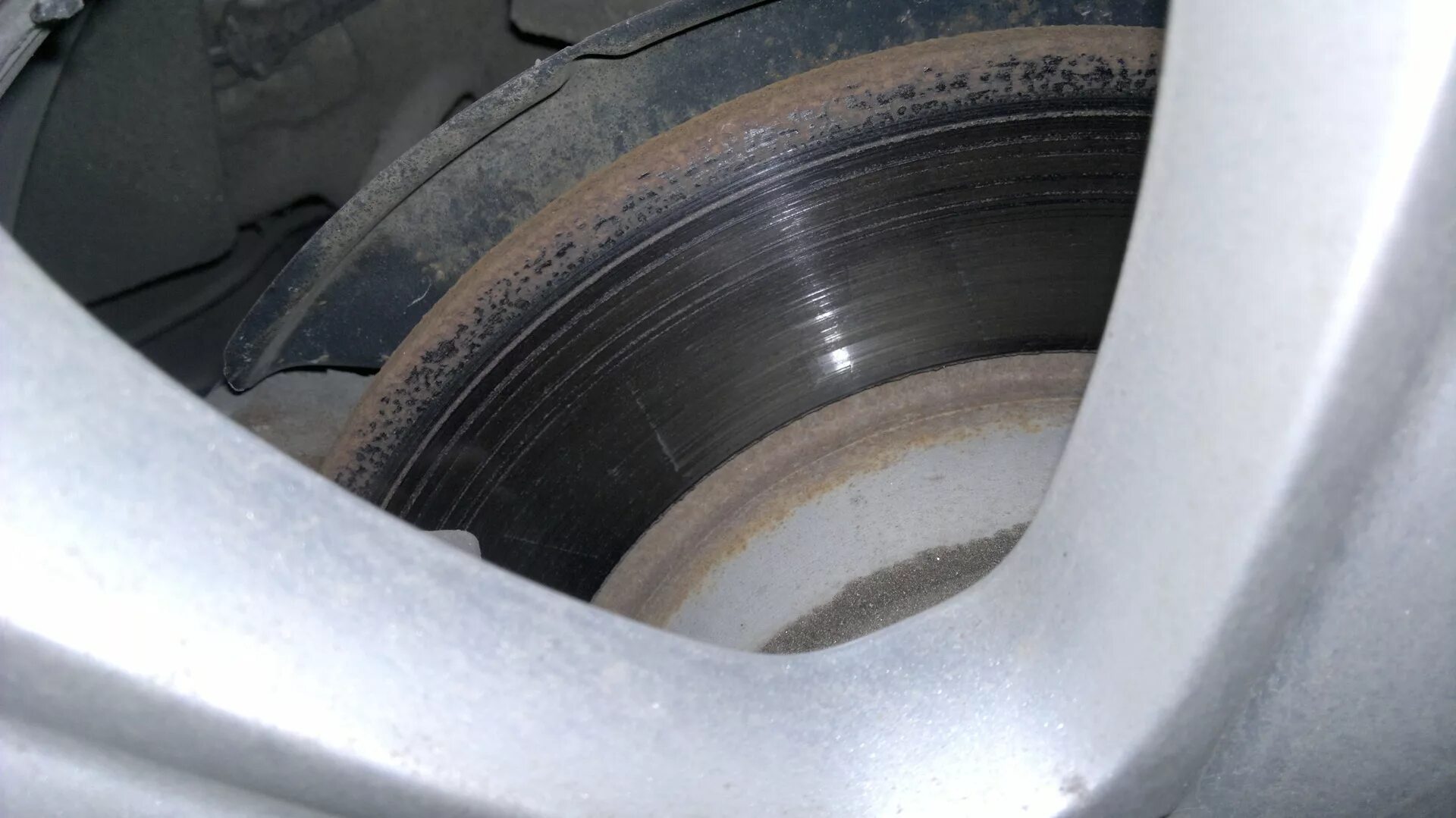 Вкладыш коренной шатуна д49. Сильный износ. Изношенный тормозной диск. Тормозные диски шкода фабия артикул. Износ коренные вкладыши камаз 740.