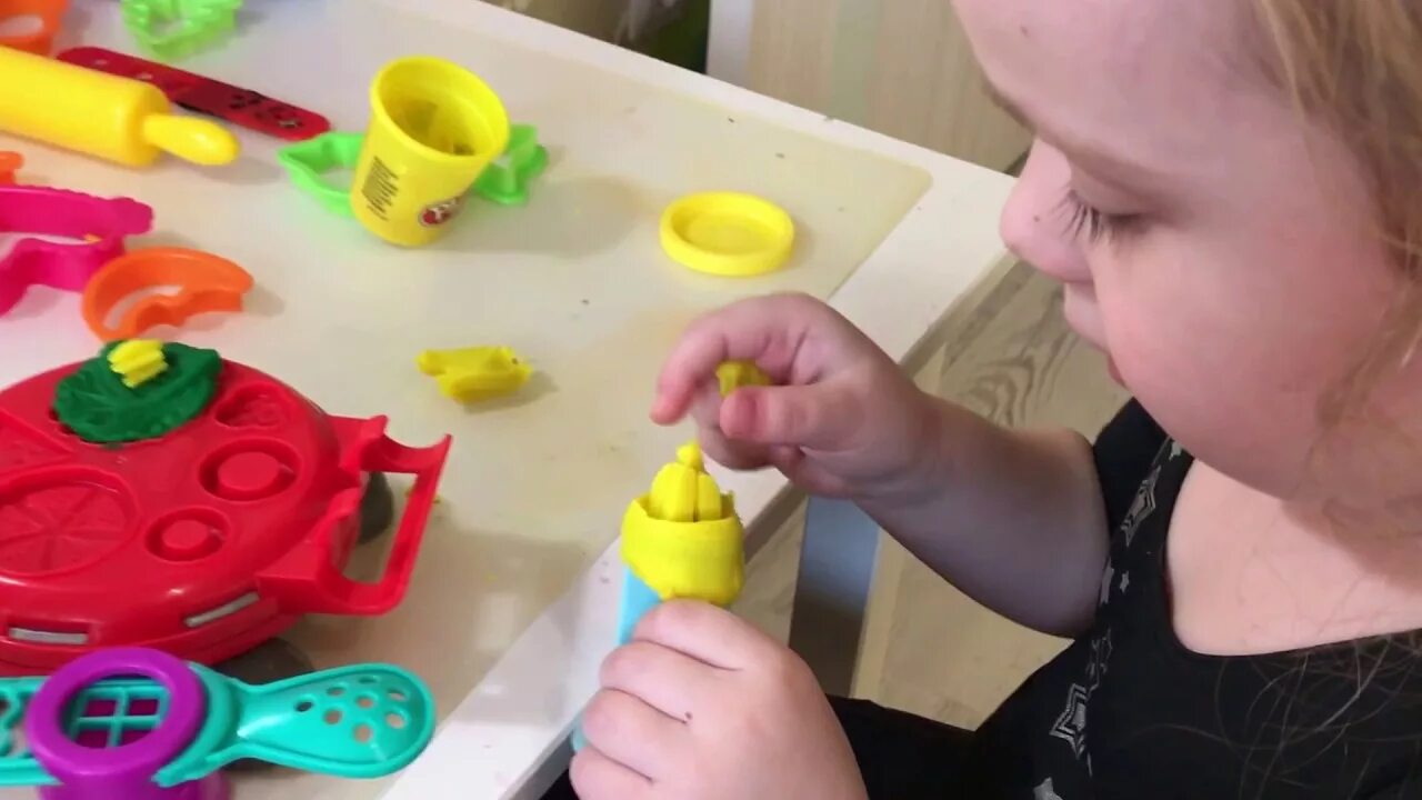 Дети лепили пластилин видео. Дети лепят из пластилина фон. Из зеленого пластилина для детей. Пластилин для малышей. Пластилин для детей.