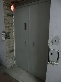 Лифт с распашными дверями