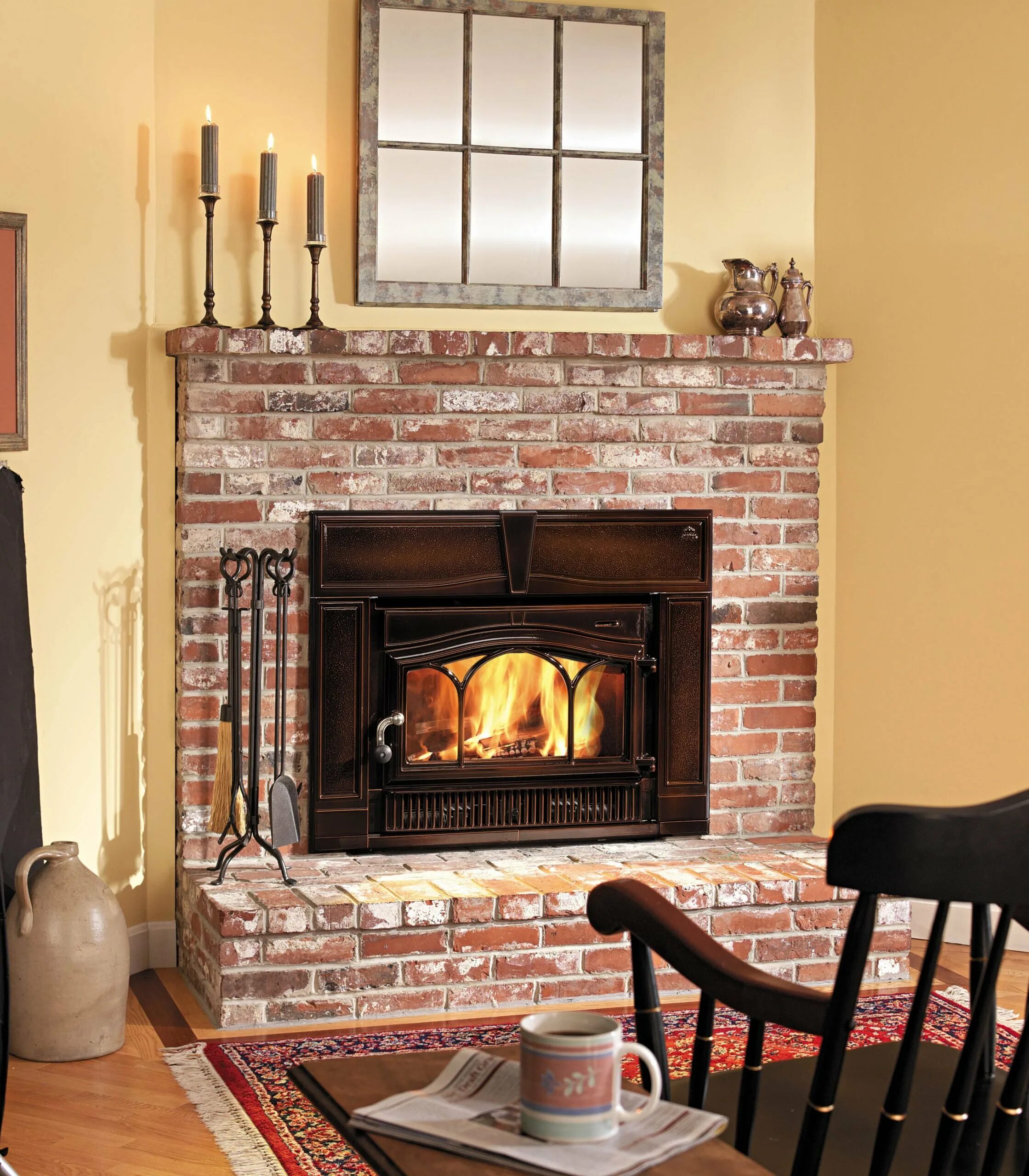 Камин облицованный клинкерной плиткой. Кирпичный камин в интерьере. Кирпичная стена с камином. Камины под кирпич. Печь камин кирпичная.