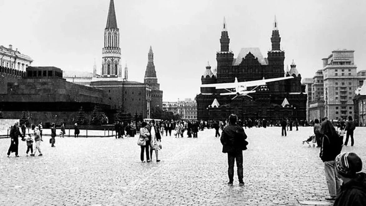 Какой самолет сел на красную площадь. Маттиас руст на красной площади 1987. матиас руст на красной площади. приземление матиаса руста на красной площади. руст 1987 красная площадь.