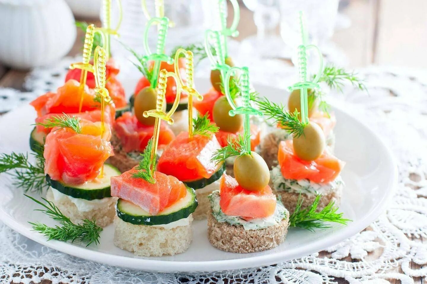 Канапешки на шпажках с красной рыбой. Канапе с паюсной икрой. Канапе сливочный сыр семга. Канапешки с семгой