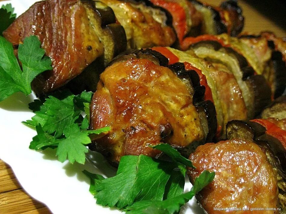 Свинина в духовке шашлык с овощами. Баклажаны с мясом. свинина запеченная с баклажанами. баклажаны с мясом в духовке. баклажаны с мясом и овощами.