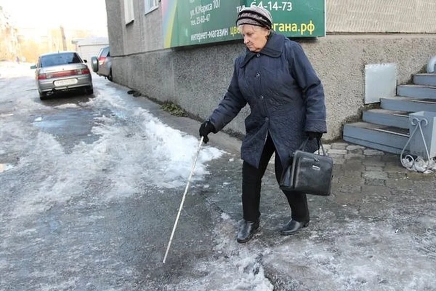 Помогать пожилым. Пациенты пожилого возраста. Старый человек c палочкой. Помогать старикам. Пожилые люди на пенсии.