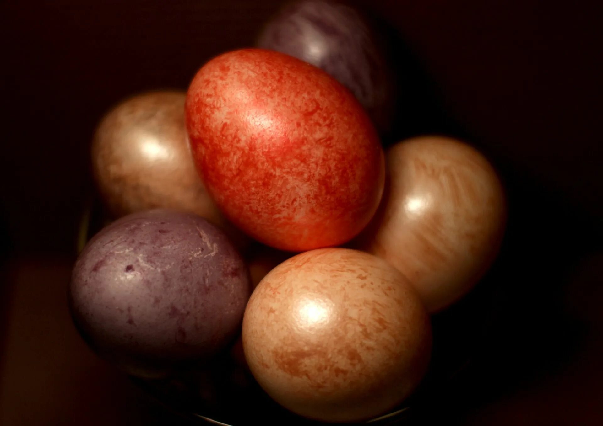 Можно ли красить коричневые яйца. Яйца окрашенные натуральными красителями. Красить яйца в луковой шелухе. Крашеные коричневые яйца. Покрасить яйца в луковой шелухе.