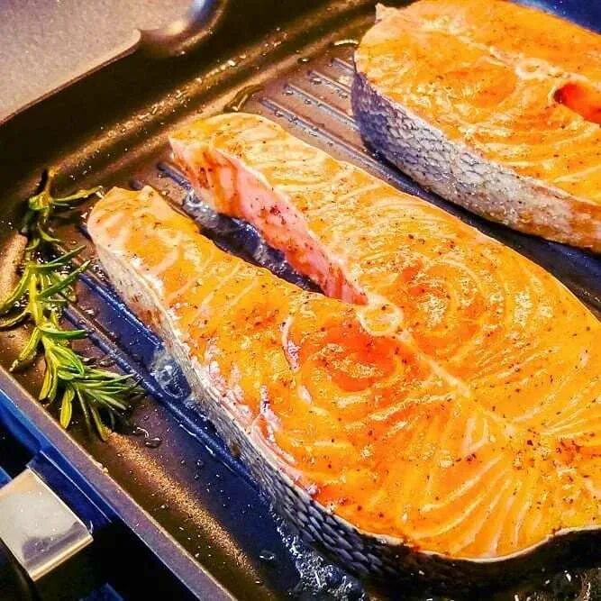 Как запечь стейки форели в духовке сочно