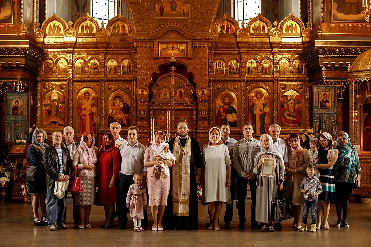 храм николая чудотворца село ангелово. мочь в церкви. венчание брака в церкви. женщина в брюках в церкви.