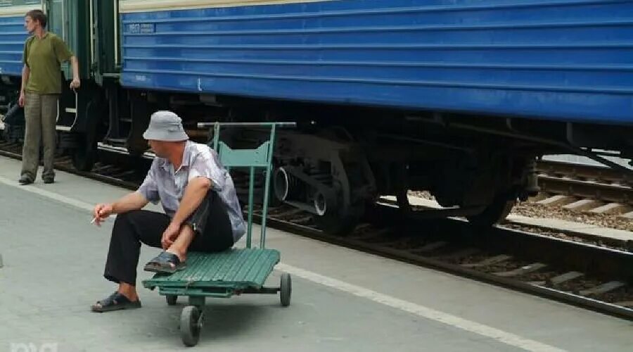 Носильщик на вокзале. Носильщик с тележкой на вокзале. Тележка на вокзале. Носильщик багажа на вокзале. Миграция узбекистан.