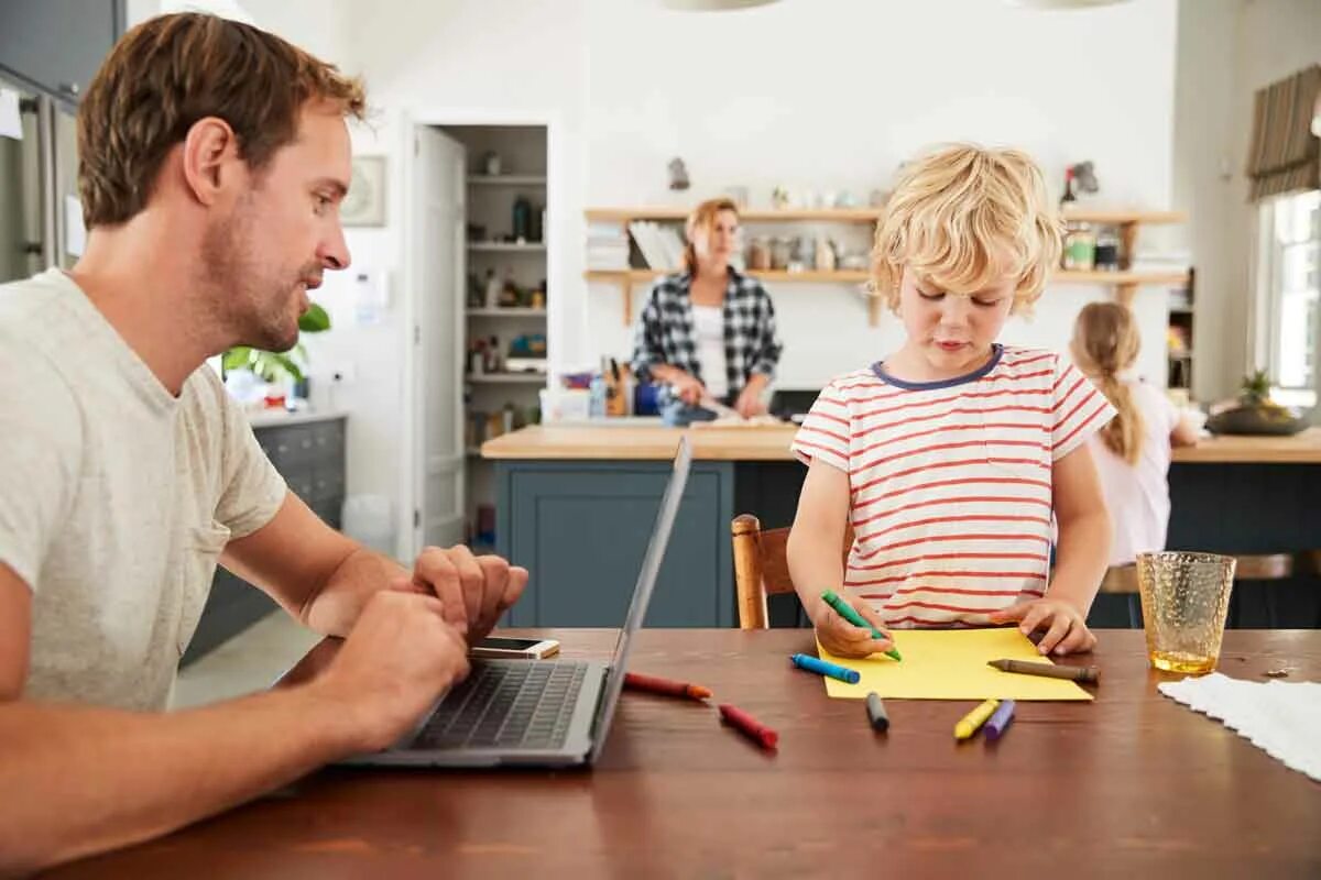 Dad s work. Конкурс папа на кухне. Папа на кухне грустный за столом фотография. Family and son Laptop. Покажи кухню для папы.