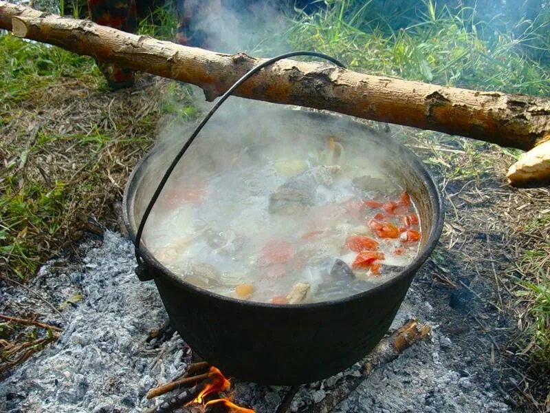 Река уха. Уха на костре. уха на природе в котелке. уха в котелке на костре. уха в казане на костре.