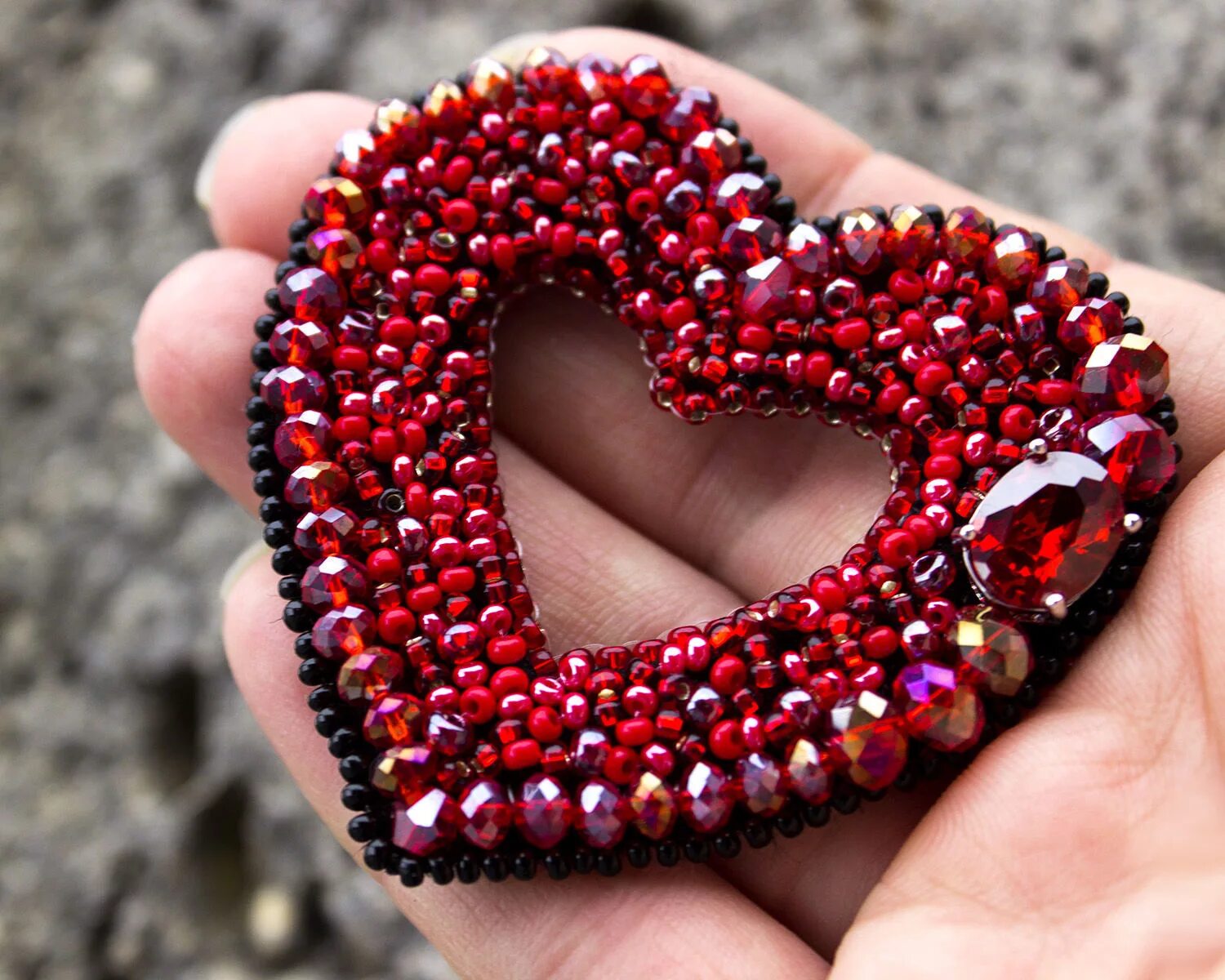 Необычное сердце. Сердце в природе. Сердечки повсюду. Брошь из бисера сердечко. Арка в виде сердца.