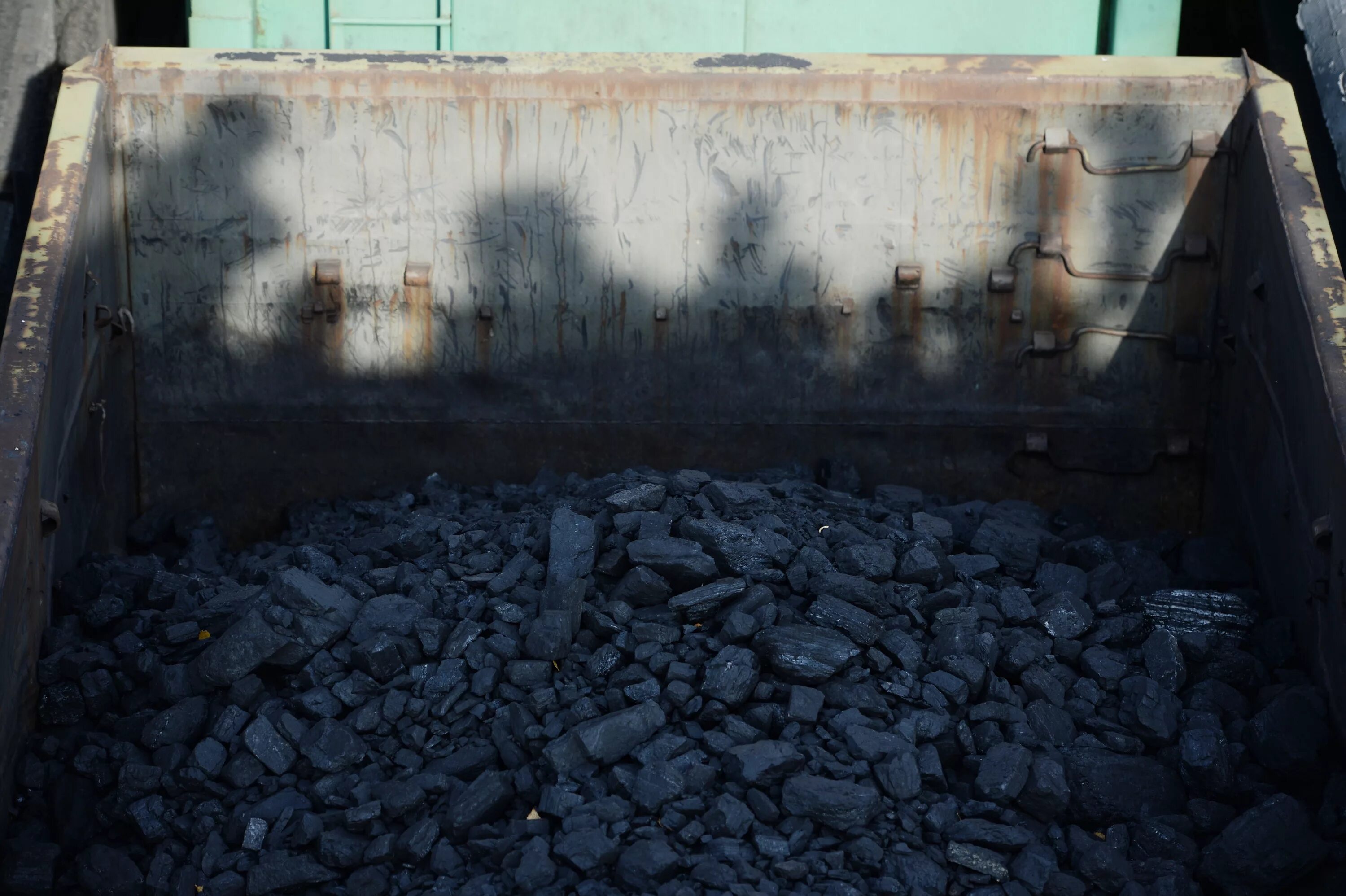 Станция забойщик Березовский Кемеровская область. Вагоны с углем. Вагонетка с углем. Угольный сарай. Уголь в вагоне