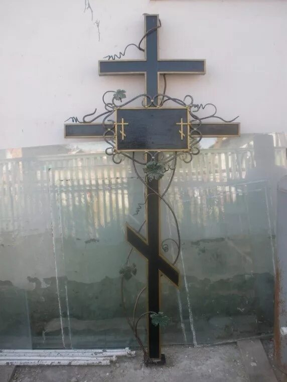 Железные кресты на могилу фото. Православный кованый Могильный крест. Крест православный холодная ковка. Старообрядческий намогильный крест. Крест кованый Могильный 19 век.