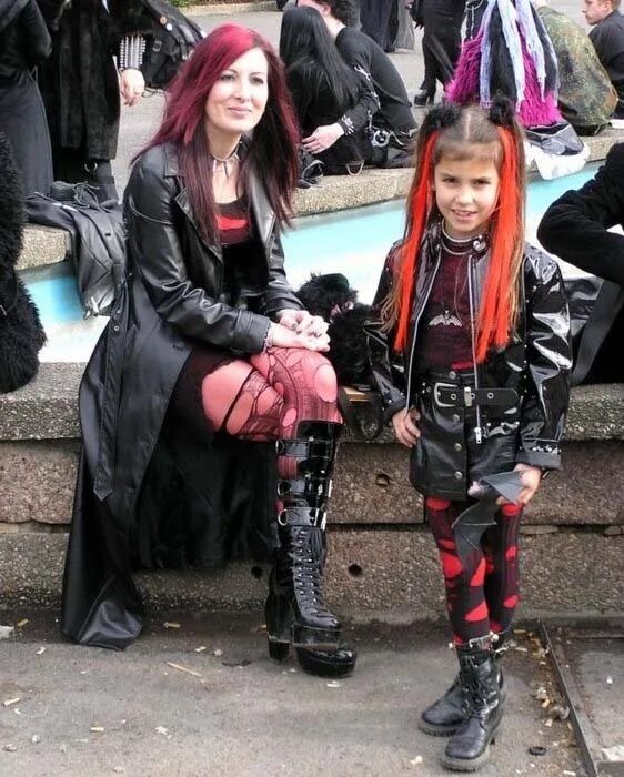 Готика субкультура. Готы субкультура. Металлисты субкультура. Субкультуры эмо готы панки. Современные готы.