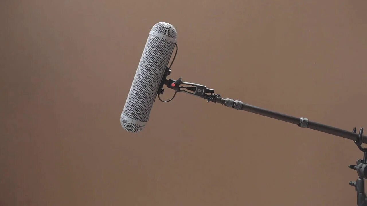 Микрофон для киносъёмки. Звук для съемки видео. Продакшн студия. Большой микрофон. Освещение для фотосъемки.