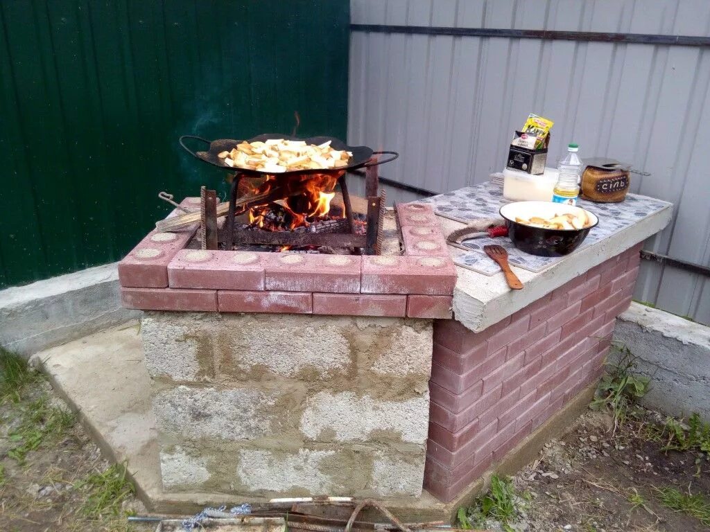 Шашлычный на даче фото. Шашлыки на даче. Шашлыки на природе. Шашлыки на природе. Стол на даче с шашлыками.