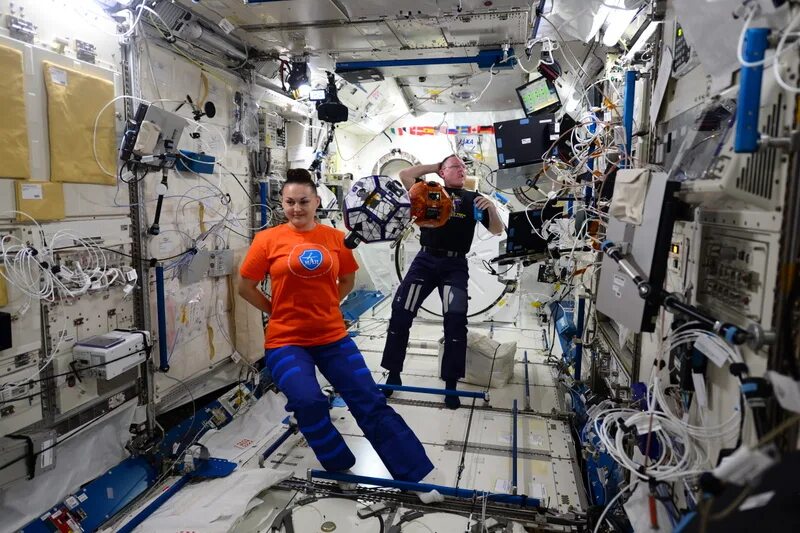 Часть мкс. Современная космонавтика. Космонавты внутри корабля. Космонавт в корабле. Космонавты на корабле в космосе.