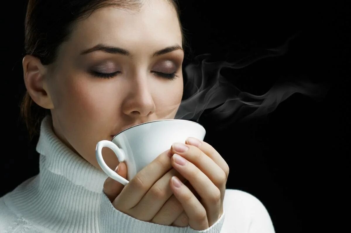 I drink coffee the morning. Человек с кружкой чая. Кофе. Девушка с чашкой. Девушка пьет кофе.