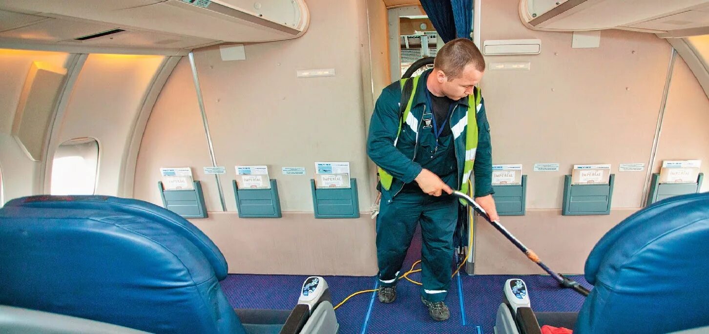 уборщик воздушных судов. уборка салона самолета. уборщик самолетов. уборщик салона самолета. уборка салона воздушного судна.