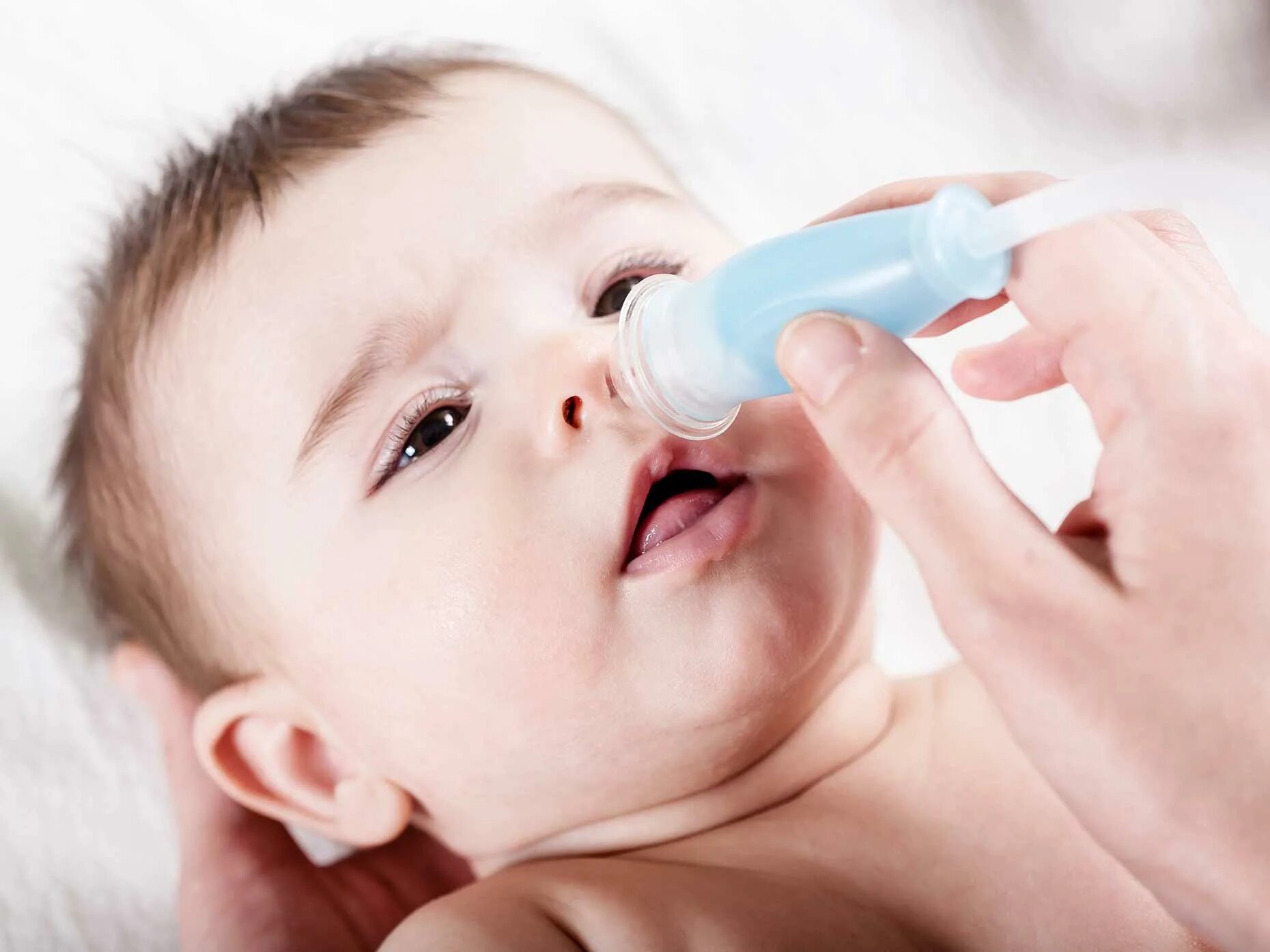 Промывание носа детям до года. Промывание носа ребенку 1 год. Промыть нос ребенку 1 год. Для промывания носа новорожденным.