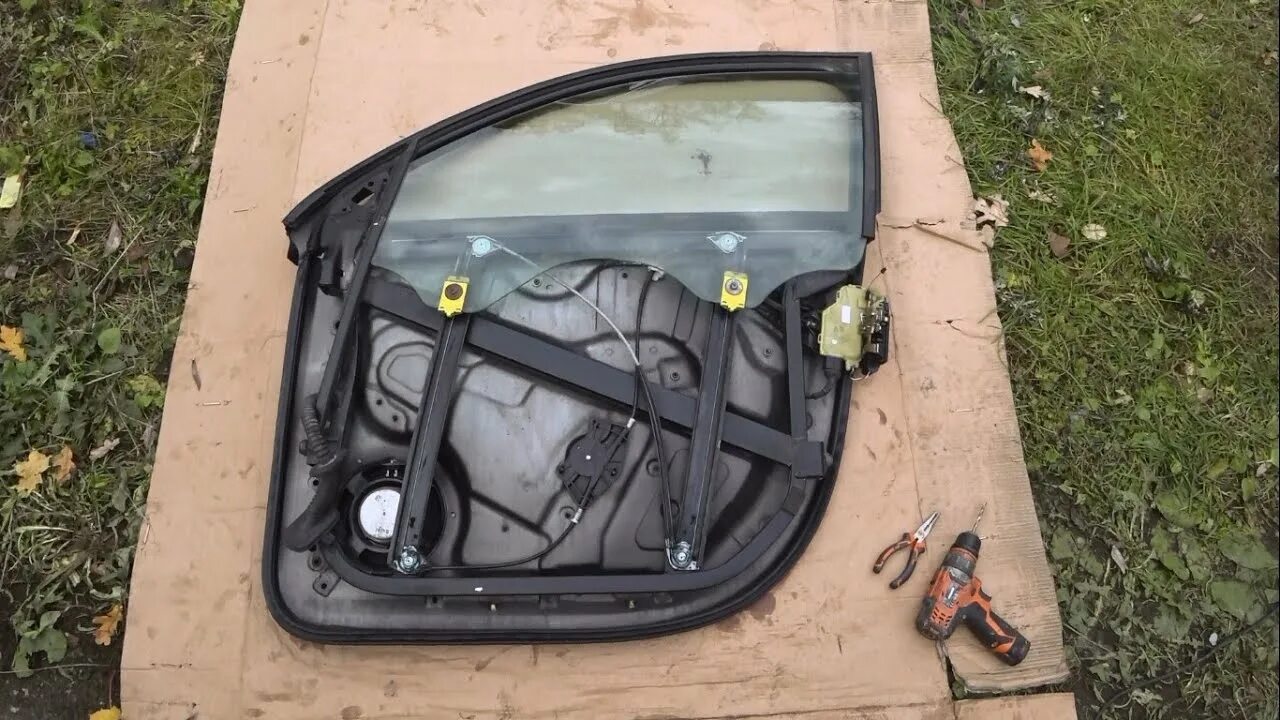 Замена замка двери+шумка ч.2 - Volkswagen Touareg (1G), 3,2 л, 2005 года своими 