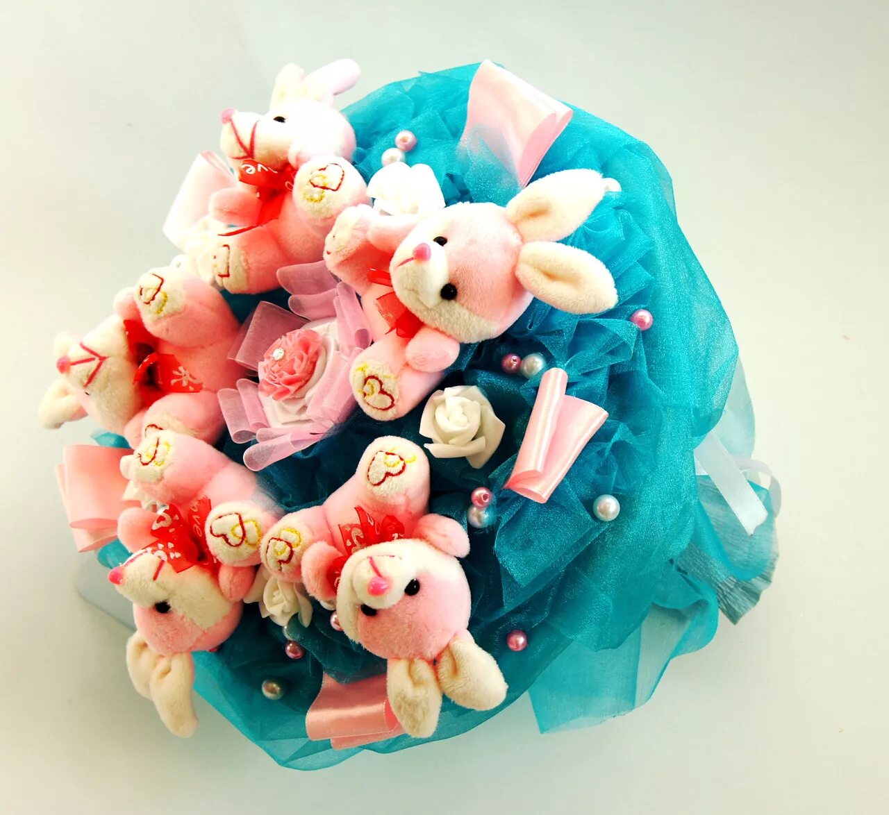 Игрушка с конфетами. Новогодний подарок рюкзак с конфетами. Мастерская игрушек и цветов с конфетами. Конфеты m&ms кэнди dispenser игрушка. Игрушка с конфетами.