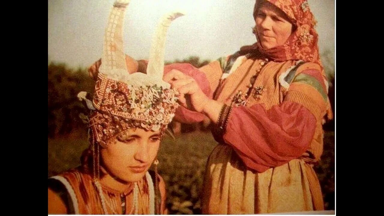 Кика кичка головной убор. Двурогая кика головной убор. Рогатая шапка бабы 4 буквы. Рогатая кичка. Кика рогатая кичка.