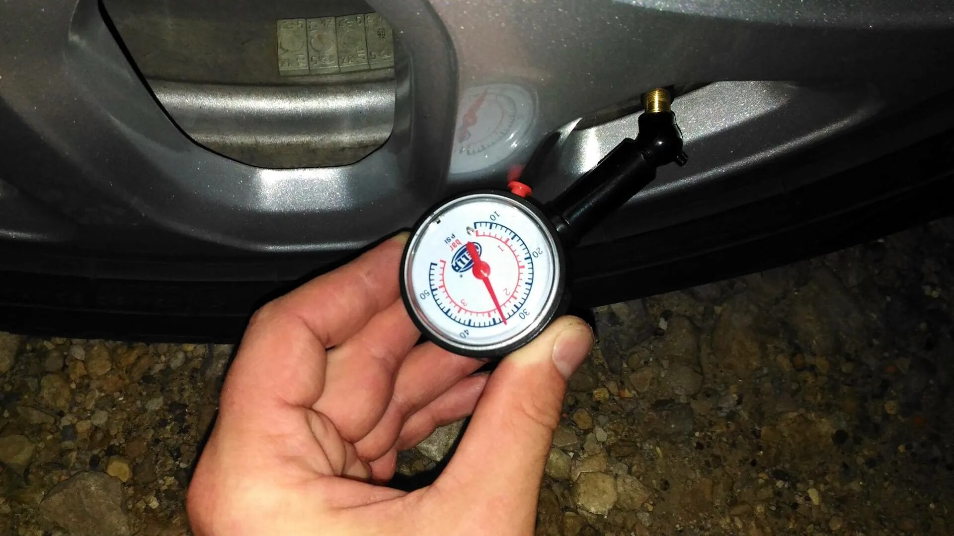 Сколько атмосфер в автомобиле. Манометр ВАЗ 2106 шины. Измерение давления в колесе. Манометр для измерения давления воздуха в автомобиле. Давление в шинах автомобиля.