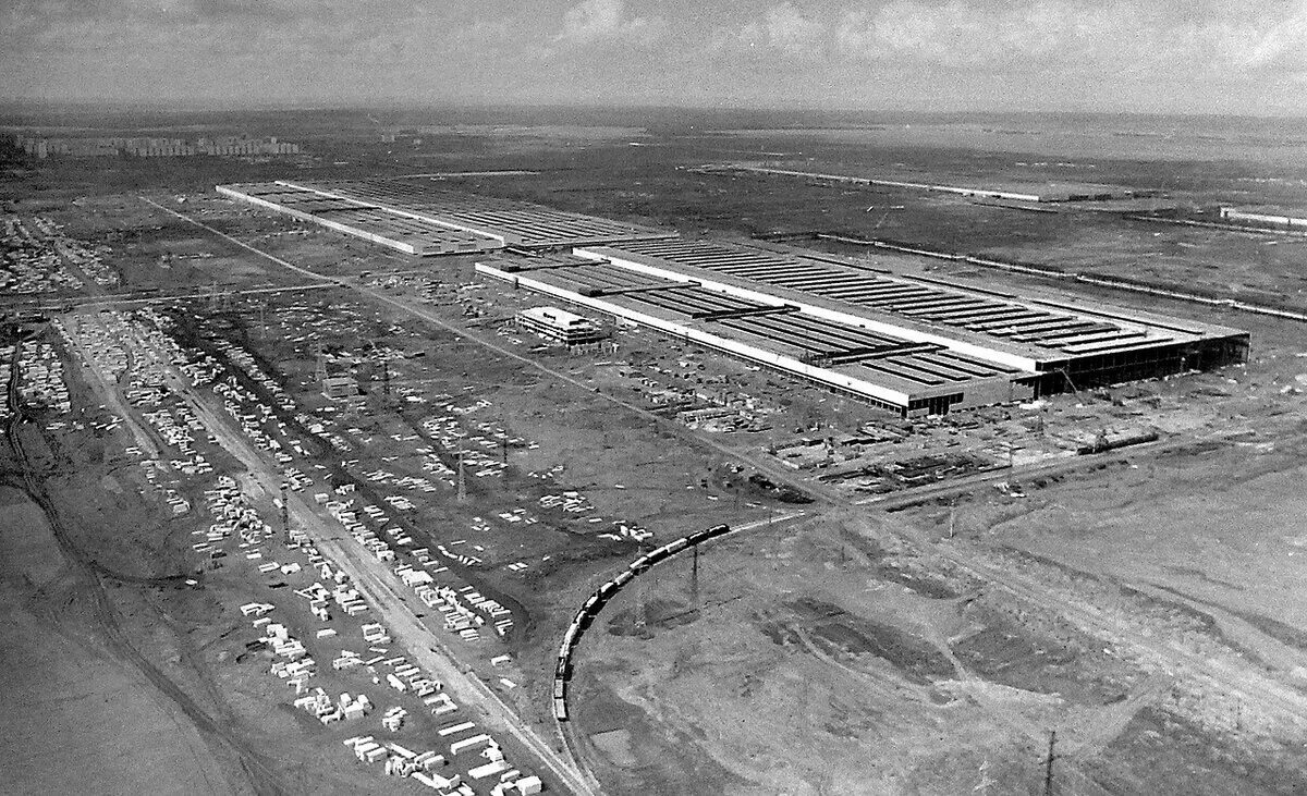 Камаз завод 1969. Строительство камаза набережные челны. Камаз 1969. Строительство завода камаз в набережных челнах. Камский автомобильный завод камаз 1969.