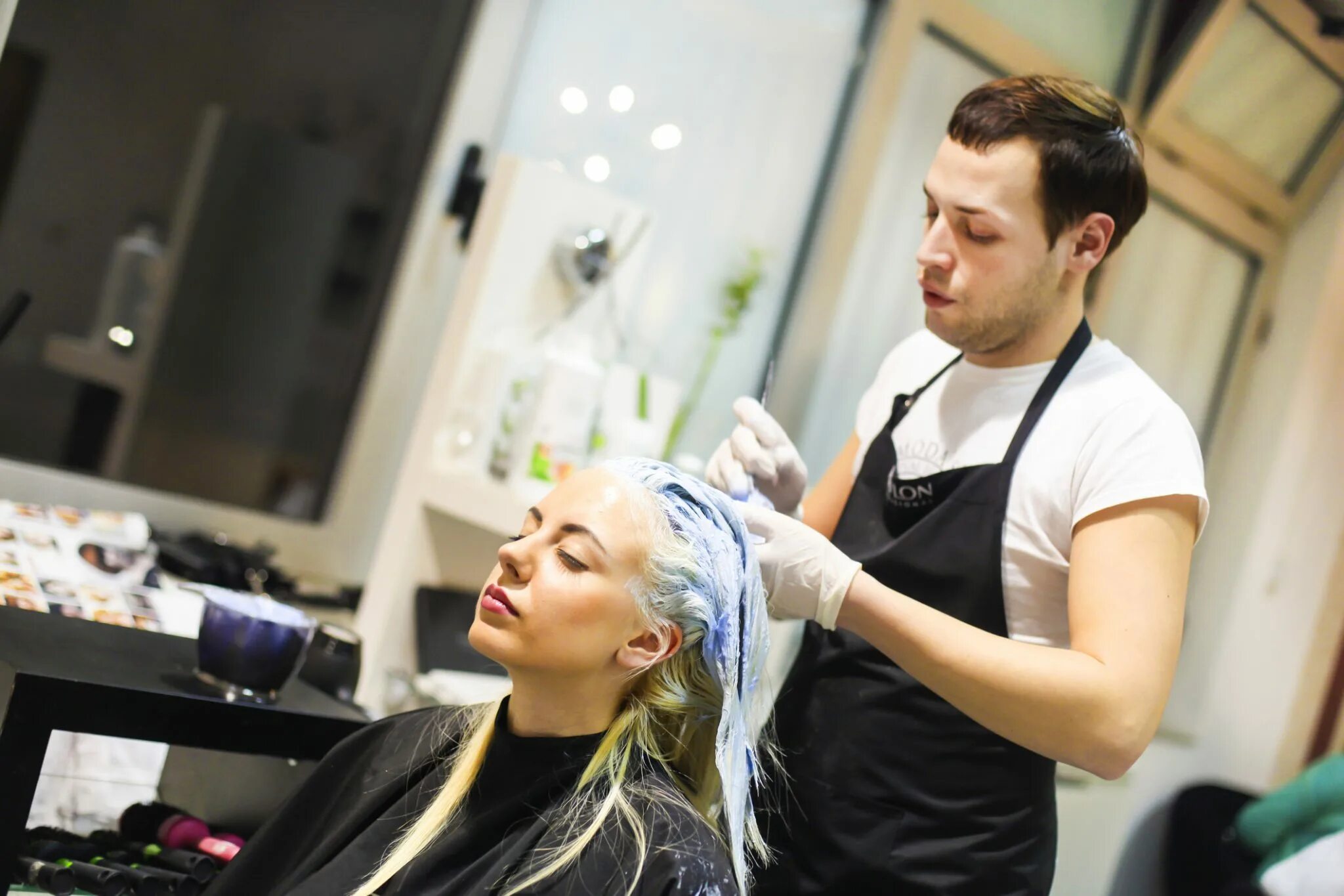 Am an hairdresser. Парикмахер. Парикмахер-стилист. Салон красоты парикмахер. Парикмахер-стилист.