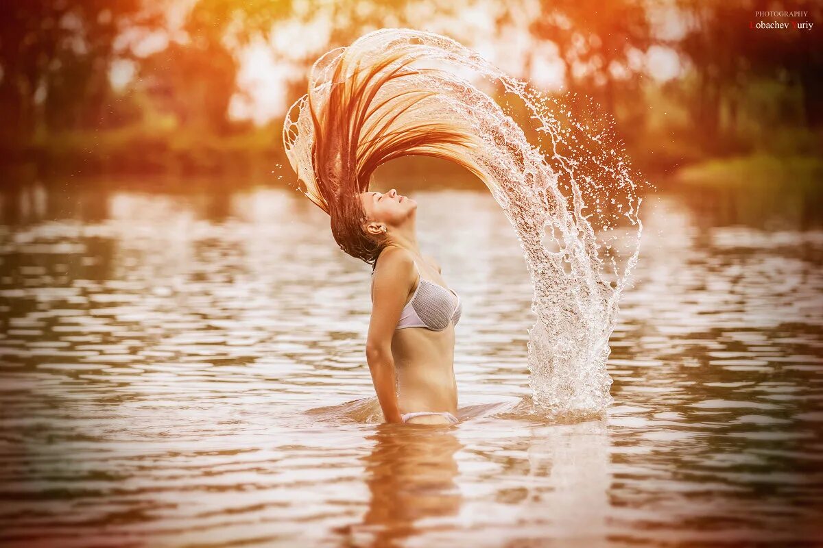 солнце радость. счастье у моря. фотосессия девушки на природе. летающая девочка. радость жизни.