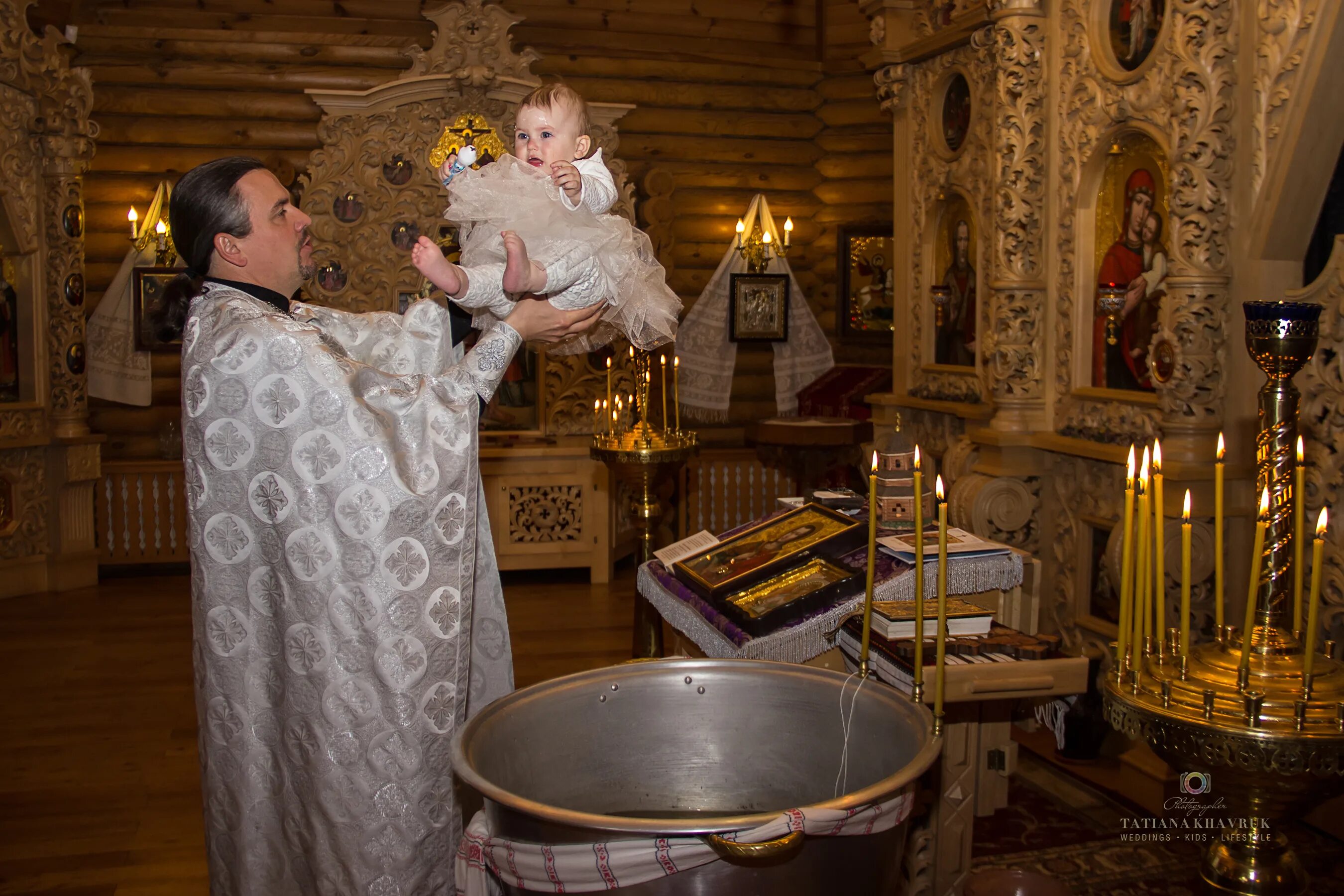 Крестины. Крестины ребенка. Крещение в церкви. Крещение в храме.