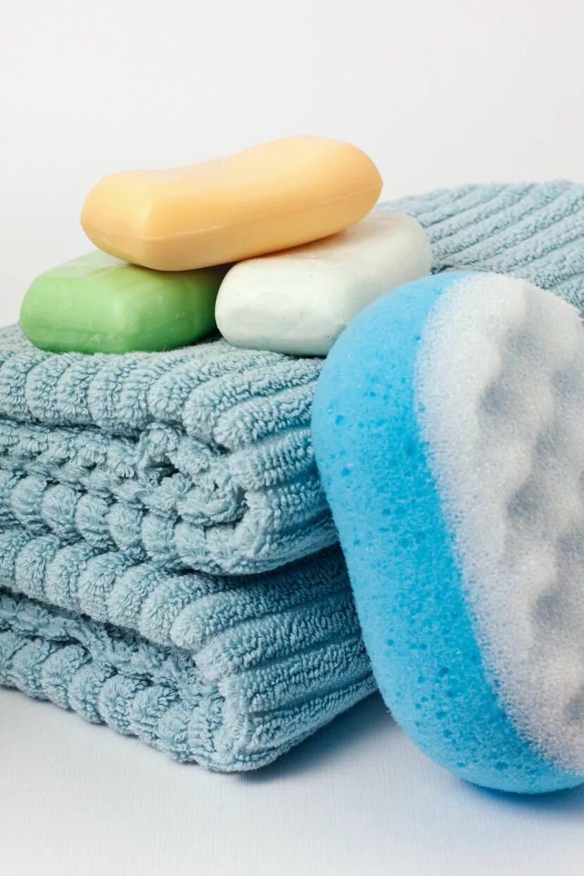 Мыло и полотенце. Мыльная мочалка. Гигиенические вещи. Гигиена полотенец. Полотенце моющие средства