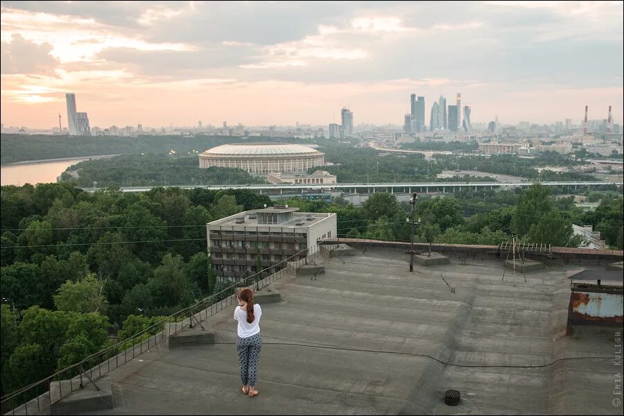 Воробьевы горы москва площадка. Смотровая Воробьевы горы. Смотровая площадка МГУ Воробьевы. Смотровая площадка на Воробьевых горах вид на МГУ. Воробьевы горы Лужники.