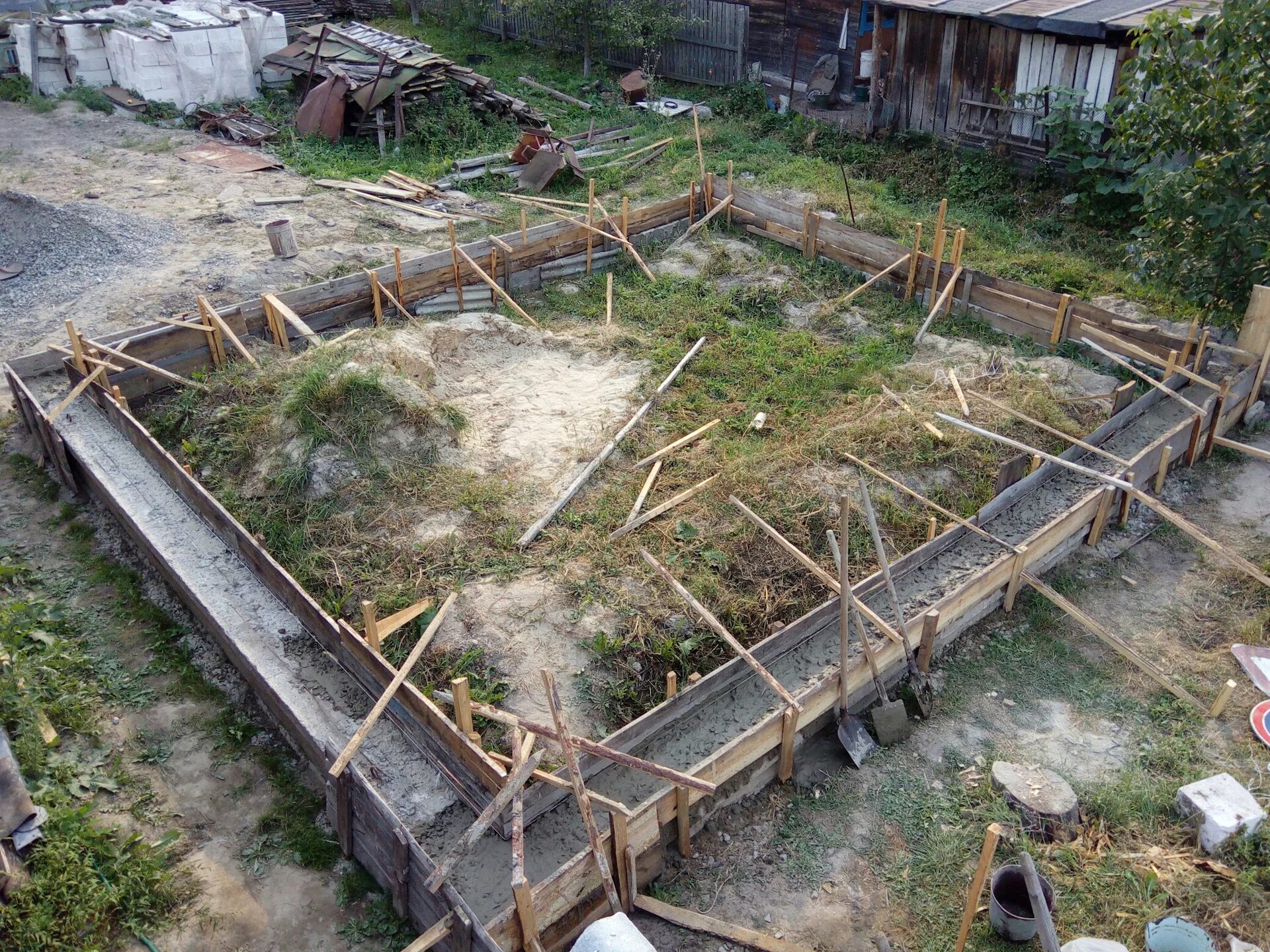 Бетонирование монолитной плиты. Как залить сайт. Заливка фундамента под дом. Утепленная шведская плита с ростверком технология. Опалубка для фундамента.