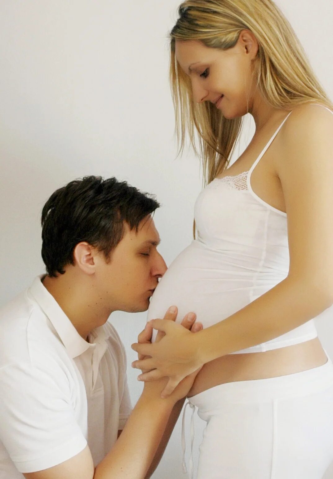 Обнять беременную. Беременные женщины. Беременные женщины с мужчинами. Картинки беременных.